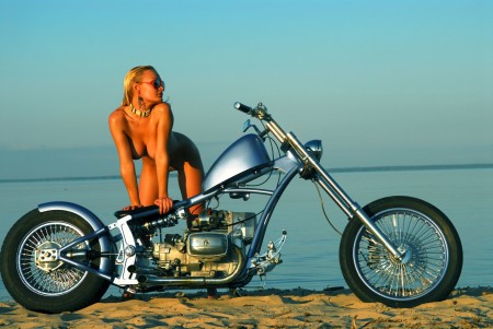 Блондинка с натуральной грудью  на мотоцикле