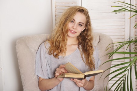 Прелестная девочка с книгой  блондинки