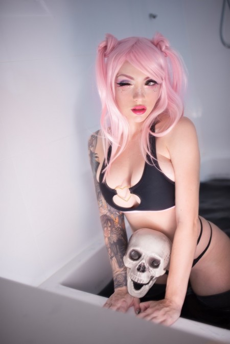 Розоволосая  – Black Bath Succubus, косплей, татуированные, блондинки, в ванной(эротика)