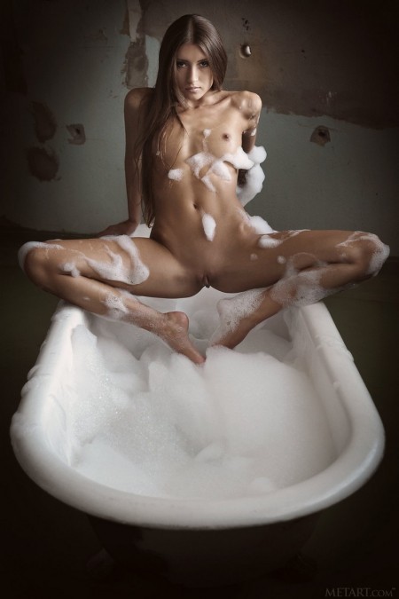 Девушка принимает ванну