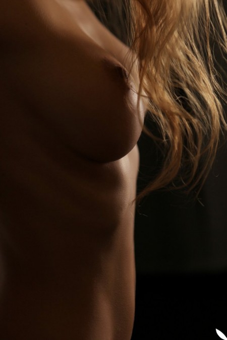 Интимная тайна - сексуальная брюнетка с красивой грудью